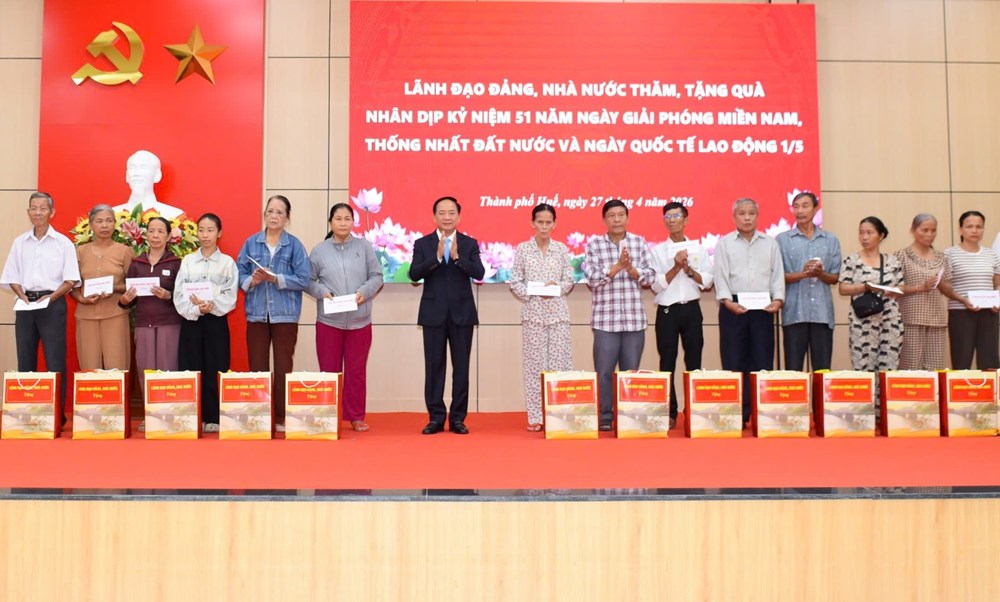 Trưởng ban Tuyên giáo và Dân vận Trung ương thăm và tặng quà gia đình chính sách tại Huế - ảnh 4