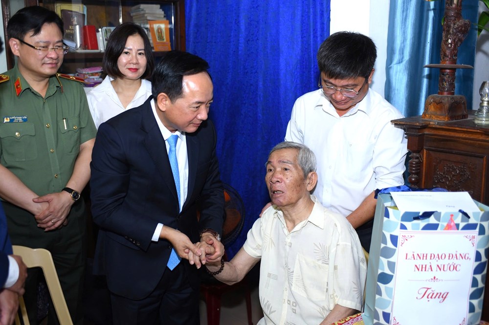 Trưởng ban Tuyên giáo và Dân vận Trung ương thăm và tặng quà gia đình chính sách tại Huế - ảnh 3