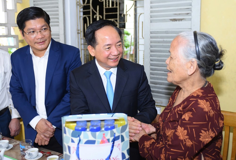 Trưởng ban Tuyên giáo và Dân vận Trung ương thăm và tặng quà gia đình chính sách tại Huế - ảnh 2