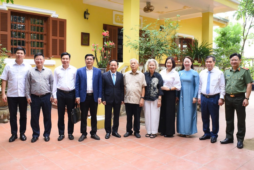 Trưởng ban Tuyên giáo và Dân vận Trung ương thăm và tặng quà gia đình chính sách tại Huế - ảnh 1