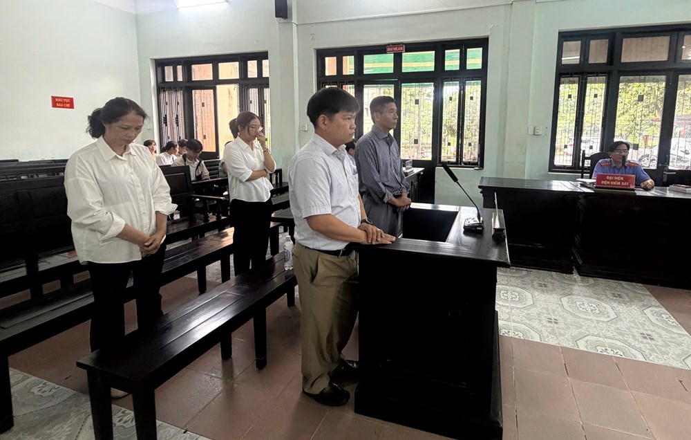 Sai phạm mua vắc xin tại CDC Huế, cựu giám đốc và 3 thuộc cấp lĩnh án tù - ảnh 1