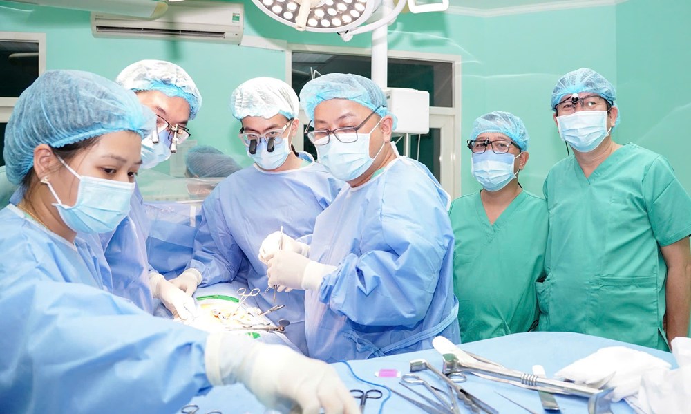 Gần 200 y bác sĩ xuyên đêm thực hiện 6 ca ghép mô, tạng từ một người hiến chết não - ảnh 2