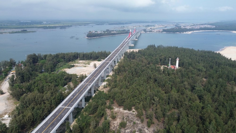 Thông xe kỹ thuật cầu vượt cửa biển dài nhất miền Trung - ảnh 1