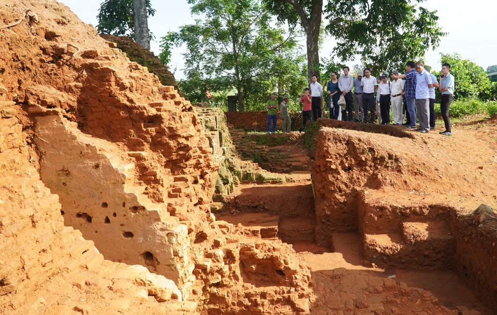 Di tích Chăm-pa nghìn năm tuổi dần hoang tàn chờ bảo tồn - ảnh 3