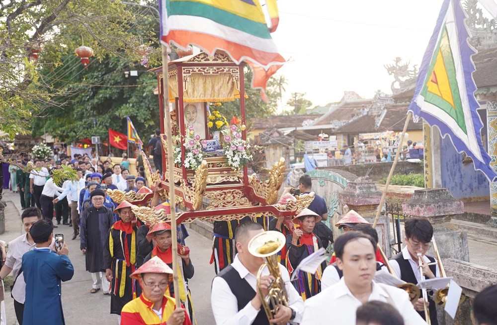 Khai hội làng Dương Nỗ - nơi gắn với thời niên thiếu của Chủ tịch Hồ Chí Minh - ảnh 1