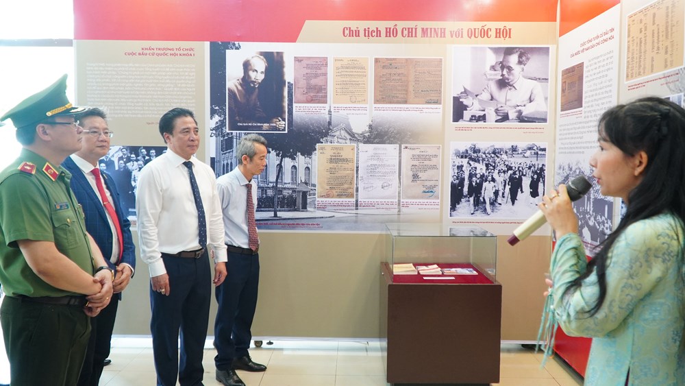 Huế trưng bày nhiều tư liệu về Quốc hội và quyền làm chủ của nhân dân - ảnh 2