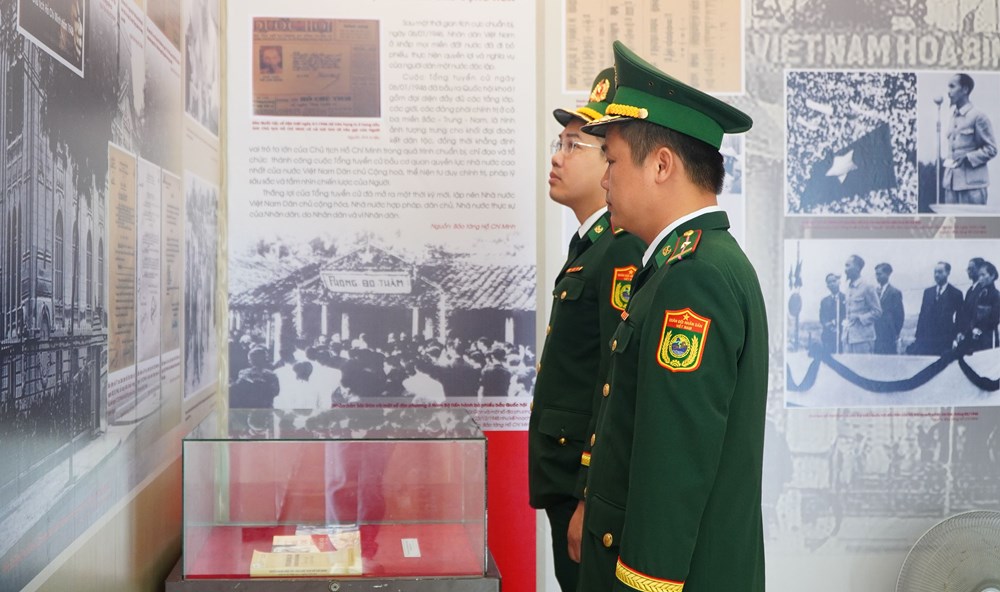 Huế trưng bày nhiều tư liệu về Quốc hội và quyền làm chủ của nhân dân - ảnh 3