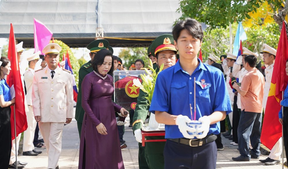 TP. Huế truy điệu và an táng 8 hài cốt liệt sĩ quân tình nguyện Việt Nam hi sinh tại Lào - ảnh 2