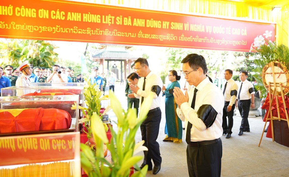 TP. Huế truy điệu và an táng 8 hài cốt liệt sĩ quân tình nguyện Việt Nam hi sinh tại Lào - ảnh 3
