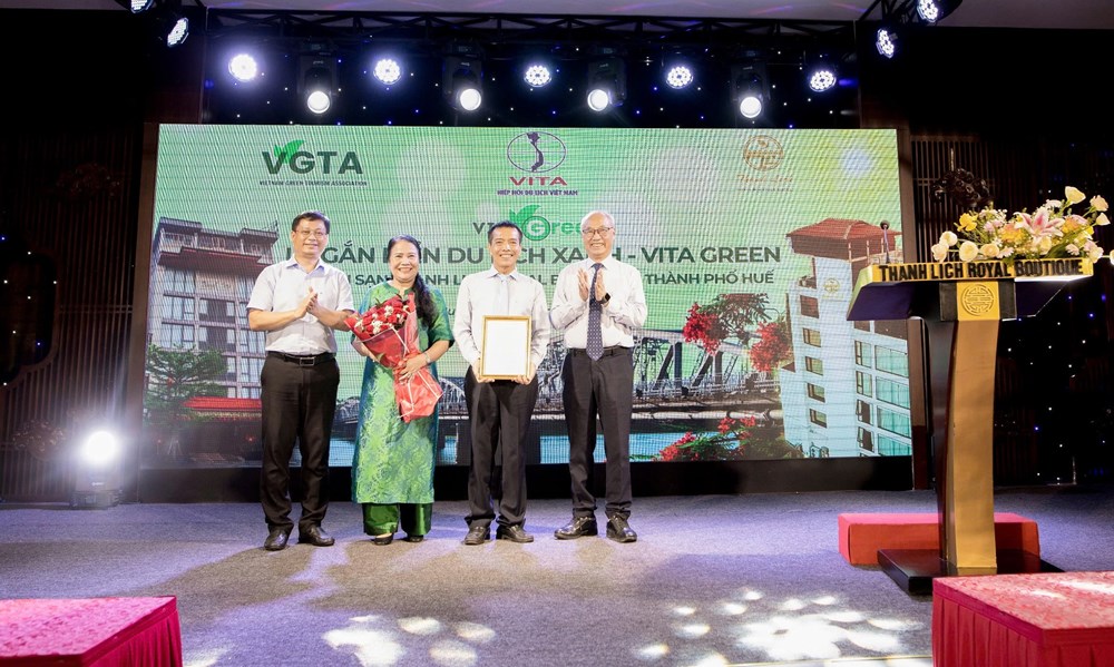 Thanh Lịch Royal Boutique Huế đón nhận chứng nhận Du lịch xanh VITA Green - ảnh 1