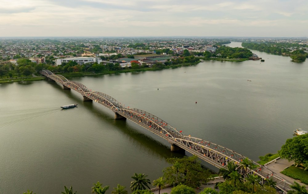 Sửa chữa cầu Trường Tiền, cấm phương tiện lưu thông qua cầu vào ban đêm - ảnh 1