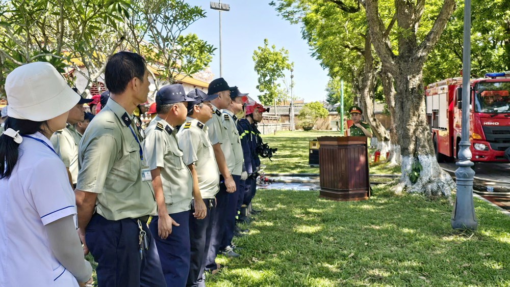 Huế diễn tập chữa cháy, cứu nạn tại nhiều di tích trọng điểm - ảnh 2