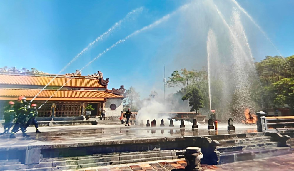 Huế diễn tập chữa cháy, cứu nạn tại nhiều di tích trọng điểm - ảnh 1