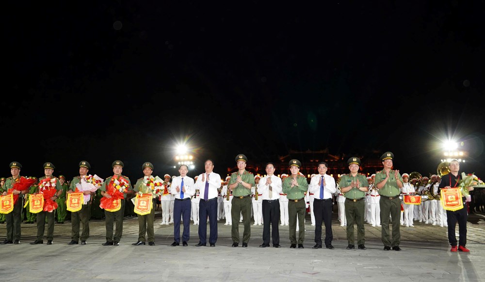 Ấn tượng màn trình diễn võ thuật, quân sự của lực lượng CAND trước Ngọ Môn Huế - ảnh 2