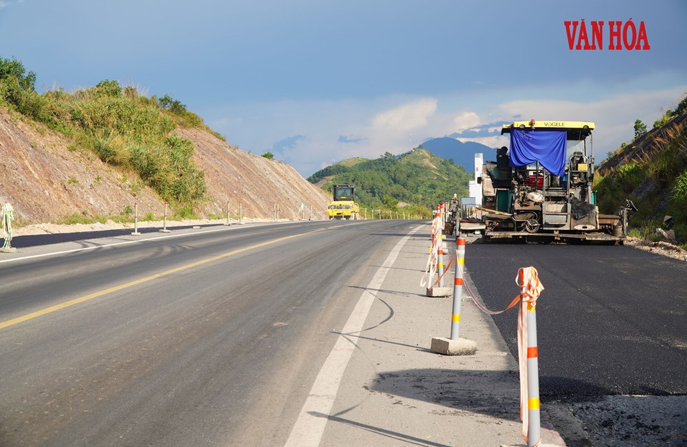 Đội nắng, tăng ca trên công trường mở rộng cao tốc Cam Lộ - La Sơn - ảnh 2