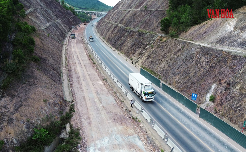 Đội nắng, tăng ca trên công trường mở rộng cao tốc Cam Lộ - La Sơn - ảnh 6