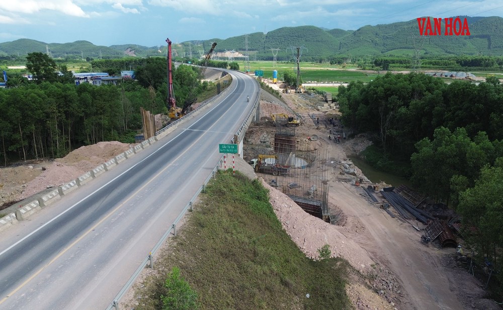 Đội nắng, tăng ca trên công trường mở rộng cao tốc Cam Lộ - La Sơn - ảnh 1