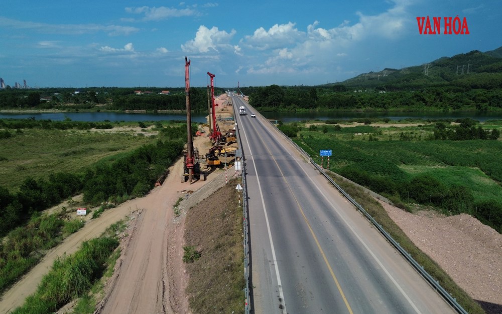 Đội nắng, tăng ca trên công trường mở rộng cao tốc Cam Lộ - La Sơn - ảnh 5