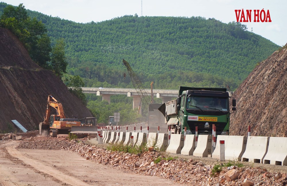 Đội nắng, tăng ca trên công trường mở rộng cao tốc Cam Lộ - La Sơn - ảnh 4