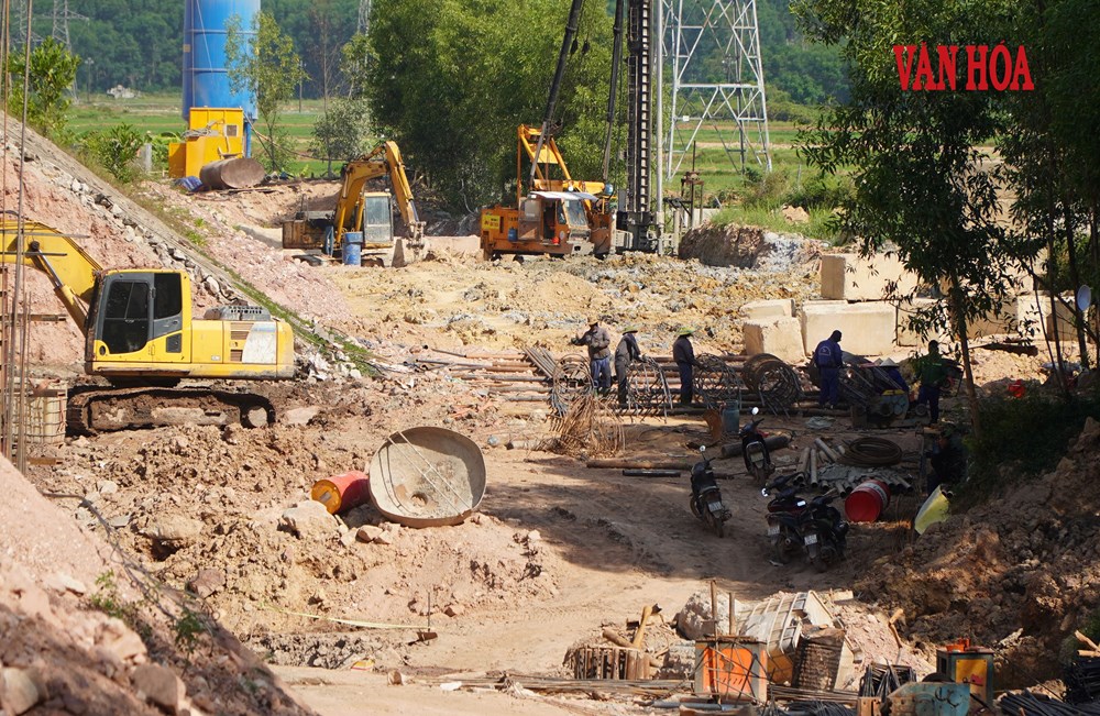 Đội nắng, tăng ca trên công trường mở rộng cao tốc Cam Lộ - La Sơn - ảnh 7