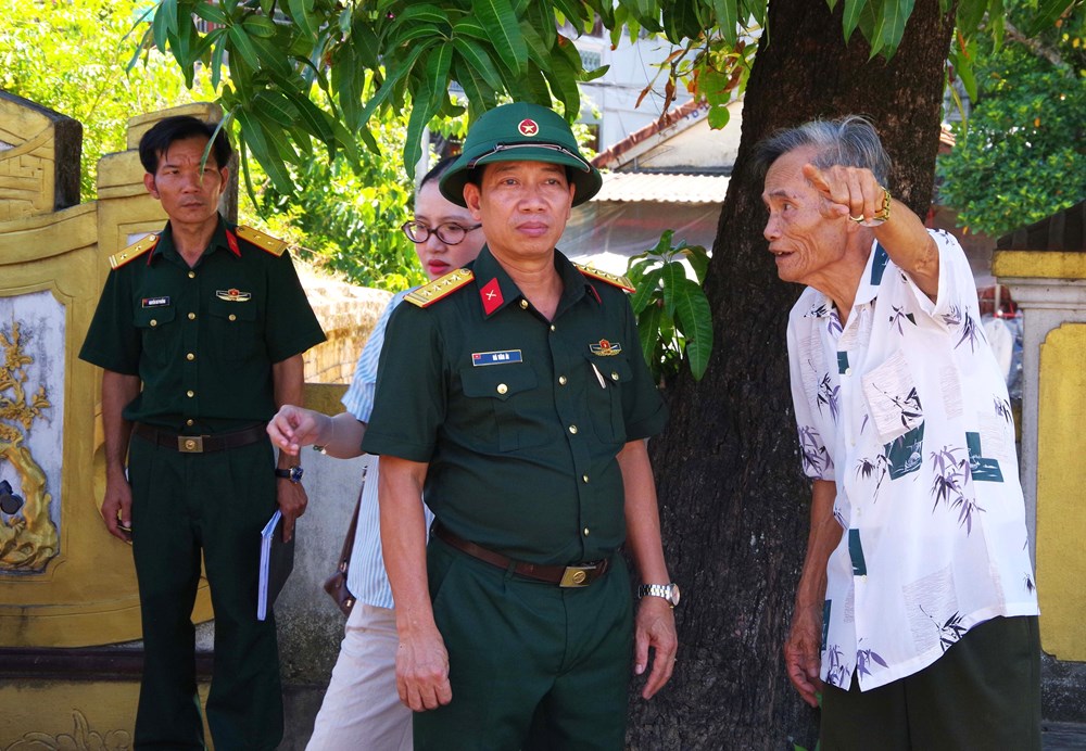 Tiếp tục khảo sát địa điểm nghi có mộ liệt sĩ ở cửa Hữu - Kinh thành Huế - ảnh 1