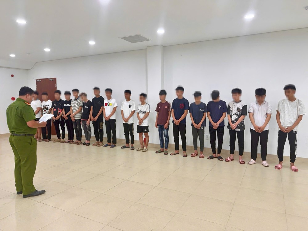 Khởi tố 14 thanh thiếu niên mang hung khí điều khiển xe máy gây rối ở Huế - ảnh 1