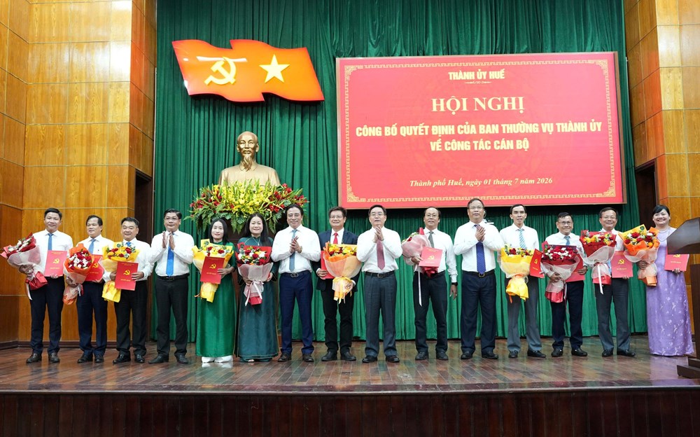 TP. Huế trao 11 quyết định điều động, bổ nhiệm cán bộ chủ chốt - ảnh 2