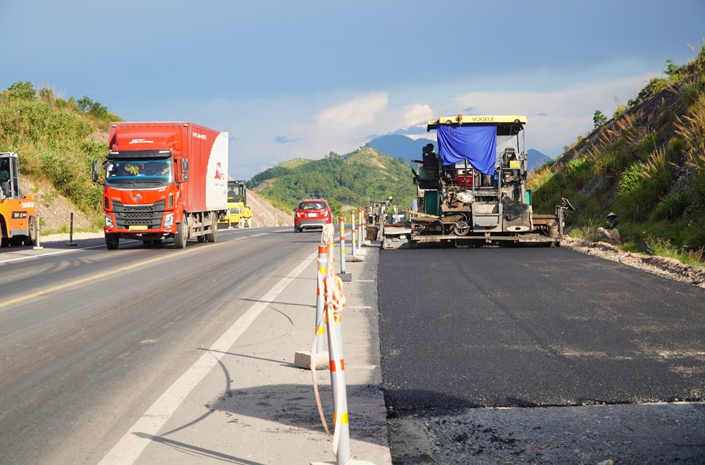 Tạm dừng khai thác cao tốc Cam Lộ - La Sơn vào ban đêm - ảnh 1