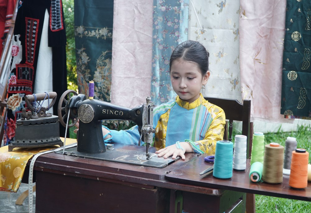 Triển lãm và trình diễn “Tri thức may, mặc áo dài Huế” - ảnh 3