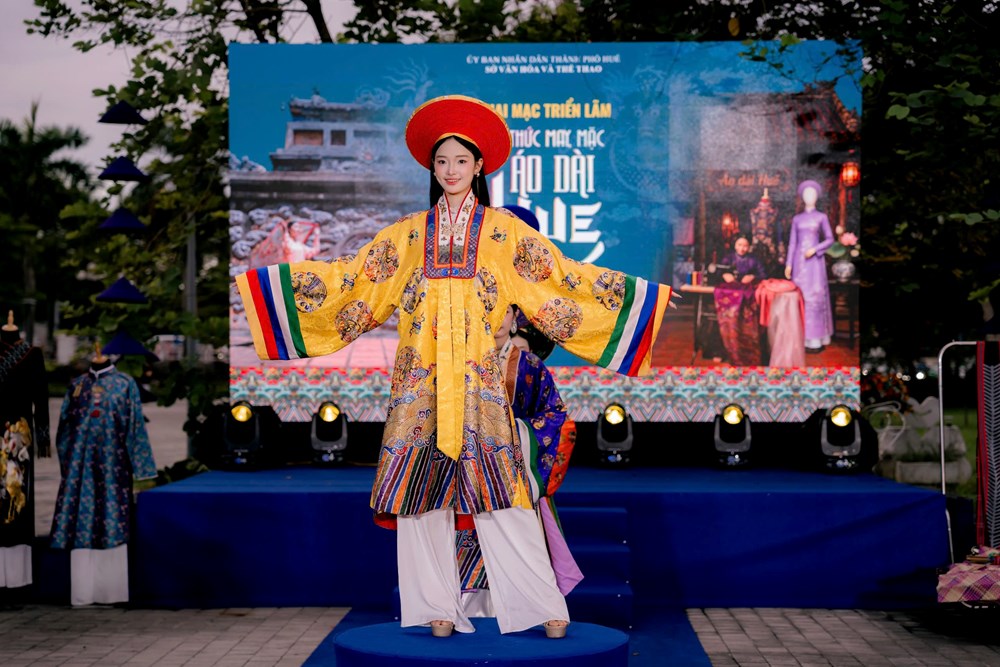 Triển lãm và trình diễn “Tri thức may, mặc áo dài Huế” - ảnh 1