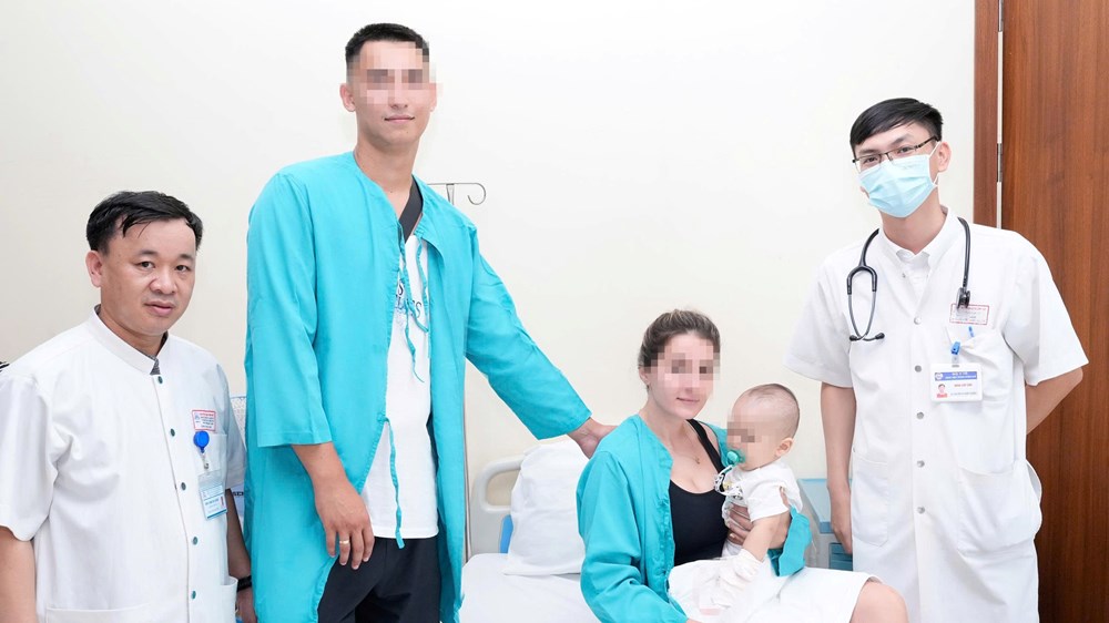 Kịp thời cứu bé 9 tháng tuổi người Kazakhstan nuốt phải kim băng - ảnh 1