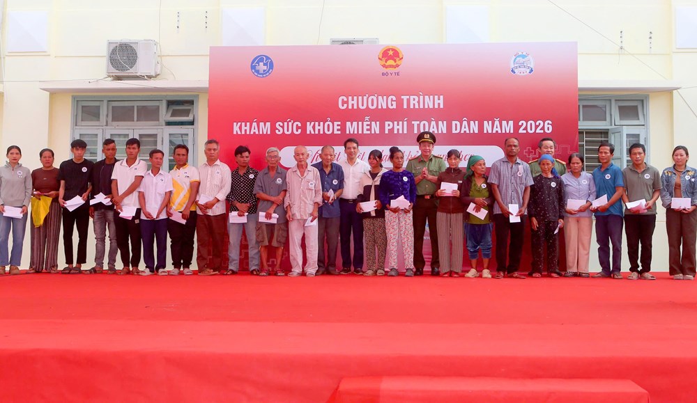 Khám sức khỏe miễn phí cho hơn 1.000 người dân vùng cao ở Huế  - ảnh 2