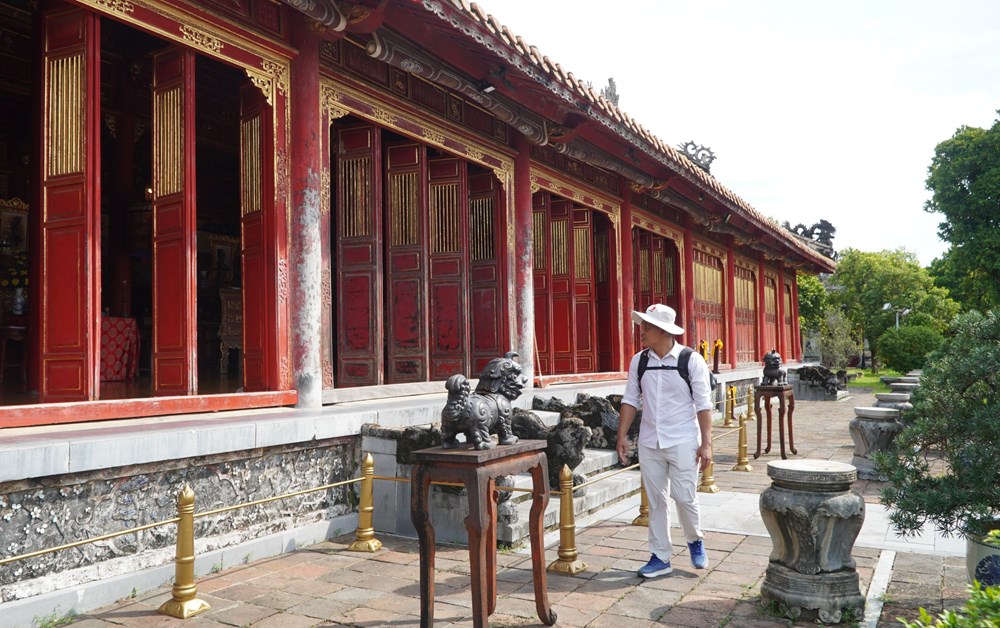Du khách có thể bị dừng tham quan di tích Huế nếu ăn mặc phản cảm - ảnh 1