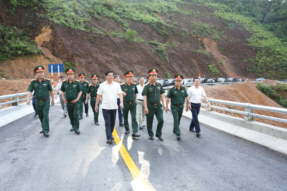 Đưa vào sử dụng tuyến đường huyết mạch nối 2 địa phương miền núi xứ Huế - ảnh 2