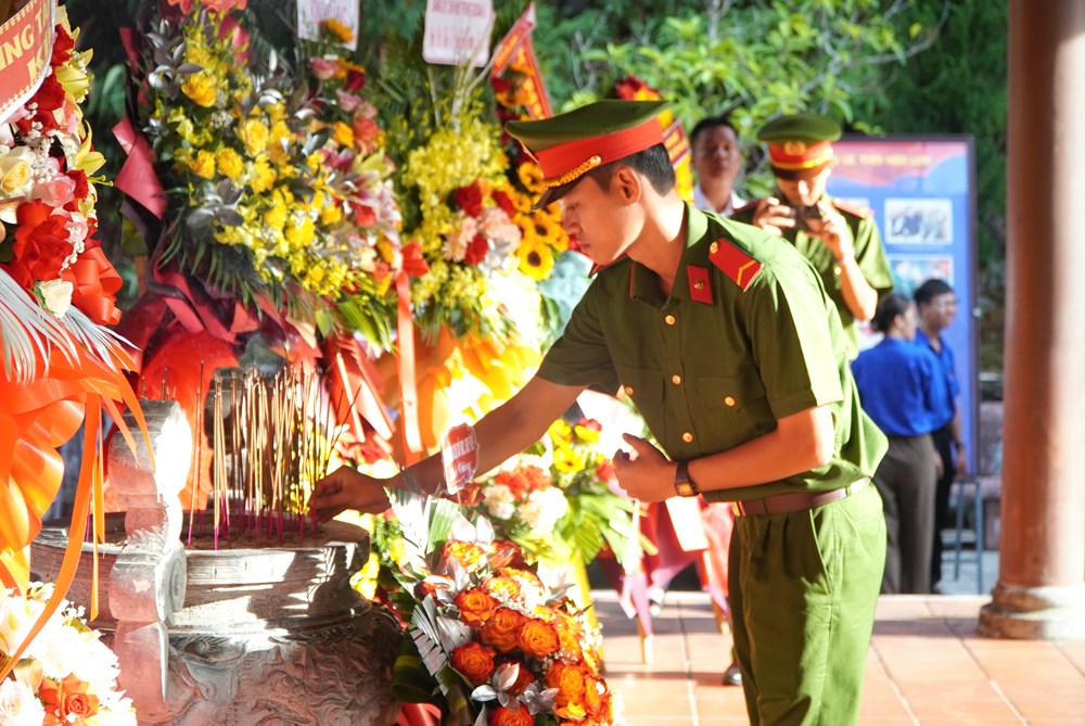 Dâng hương tri ân và khai mạc triển lãm “Ký ức thời hoa lửa” tại di tích Chín Hầm - ảnh 2