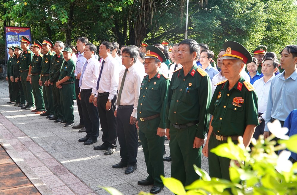 Dâng hương tri ân và khai mạc triển lãm “Ký ức thời hoa lửa” tại di tích Chín Hầm - ảnh 1