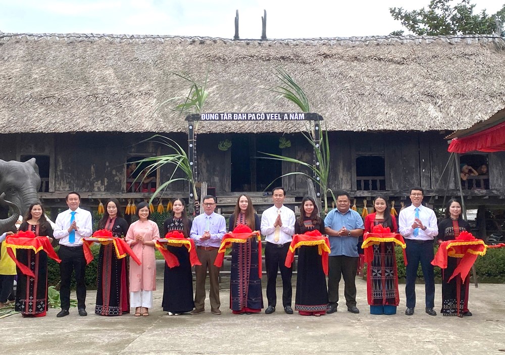 Đón bằng di tích và khánh thành trưng bày nhà Moong ở xã A Lưới 1 - ảnh 3