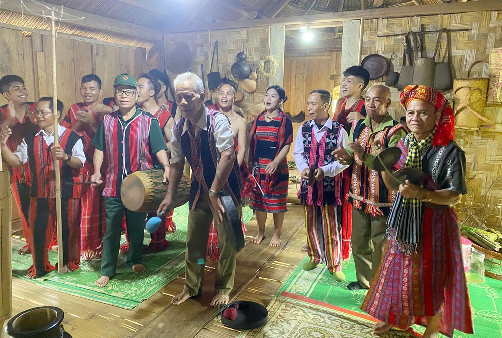 Đón bằng di tích và khánh thành trưng bày nhà Moong ở xã A Lưới 1 - ảnh 2