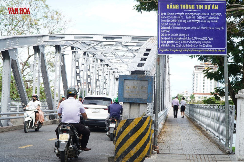 Cầu Trường Tiền được sơn lại màu nhũ bạc nguyên bản - ảnh 4