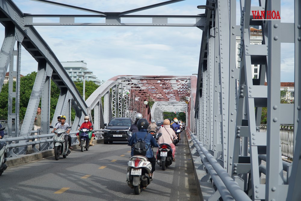 Cầu Trường Tiền được sơn lại màu nhũ bạc nguyên bản - ảnh 2