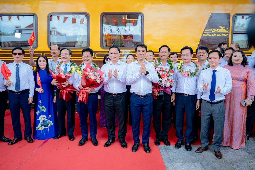 Nhiều trải nghiệm thú vị trên tàu du lịch kết nối di sản Huế - Phong Nha - ảnh 1