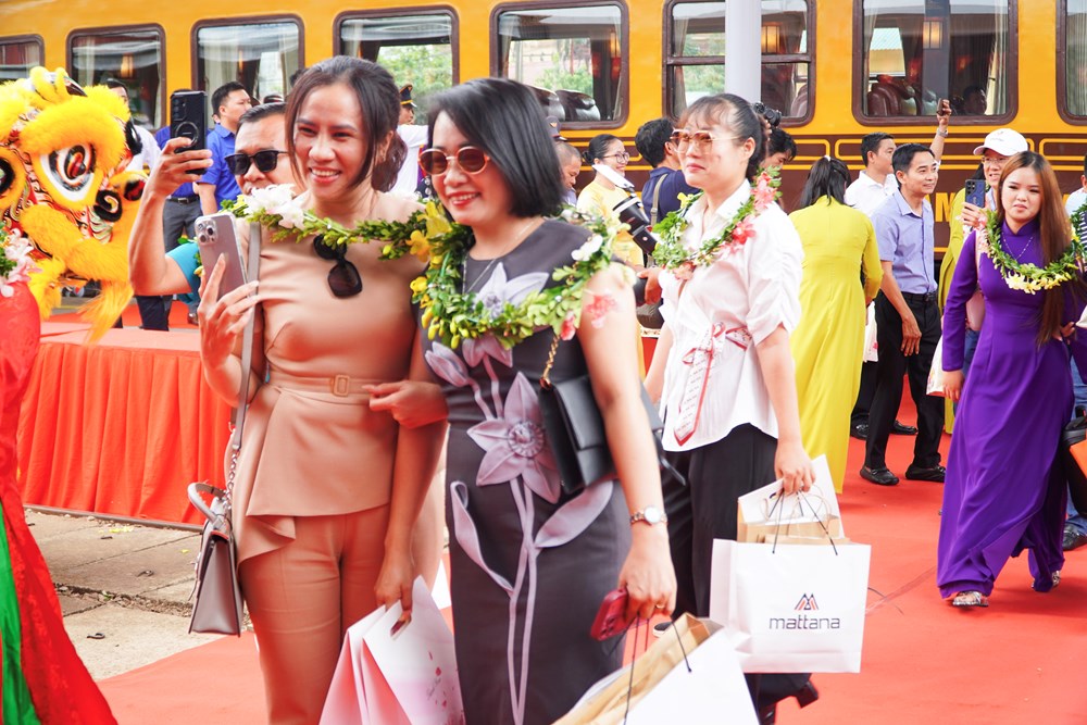 Nhiều trải nghiệm thú vị trên tàu du lịch kết nối di sản Huế - Phong Nha - ảnh 4