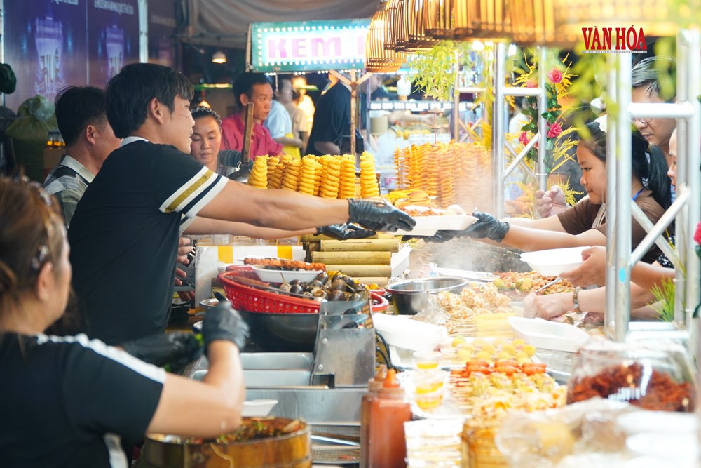 Thưởng thức món ngon tại Ngày hội Văn hóa Ẩm thực Huế - ảnh 4