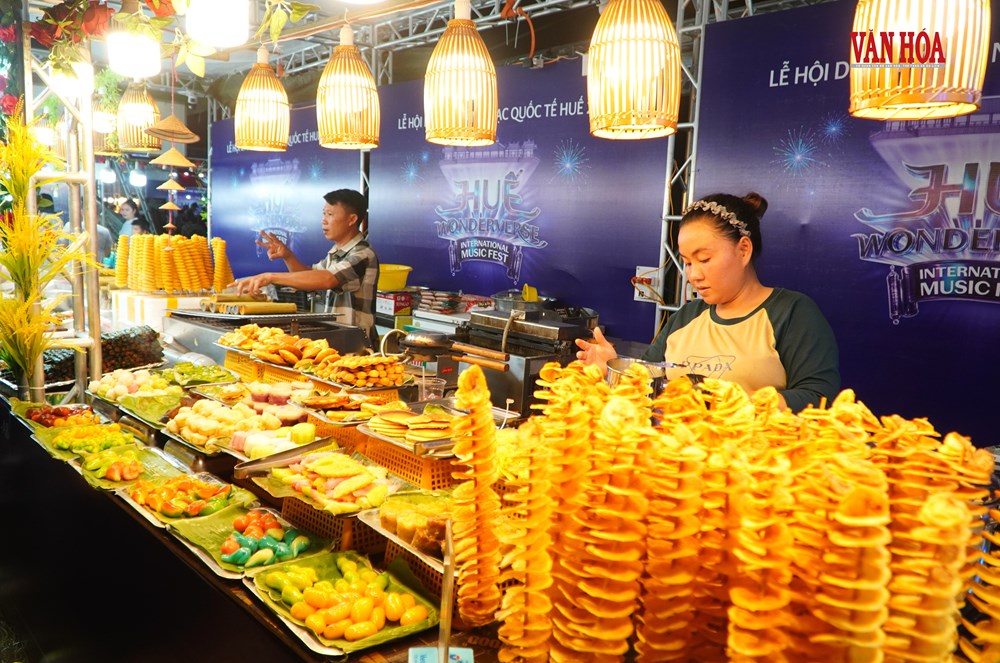 Thưởng thức món ngon tại Ngày hội Văn hóa Ẩm thực Huế - ảnh 1