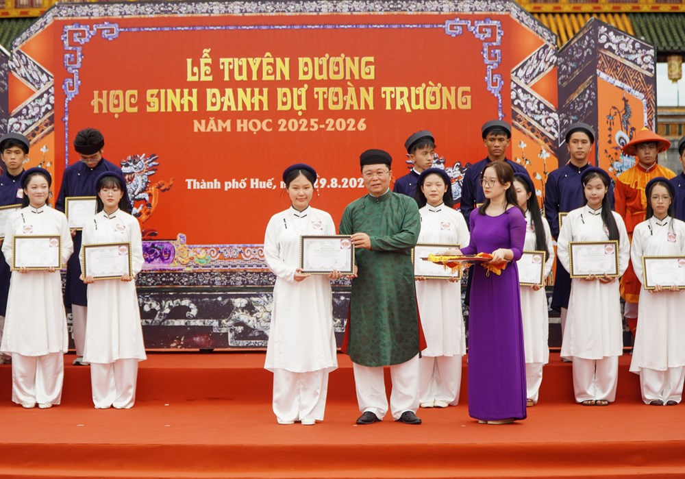 Tái hiện Lễ Truyền lô và tuyên dương 385 học sinh danh dự toàn trường - ảnh 3