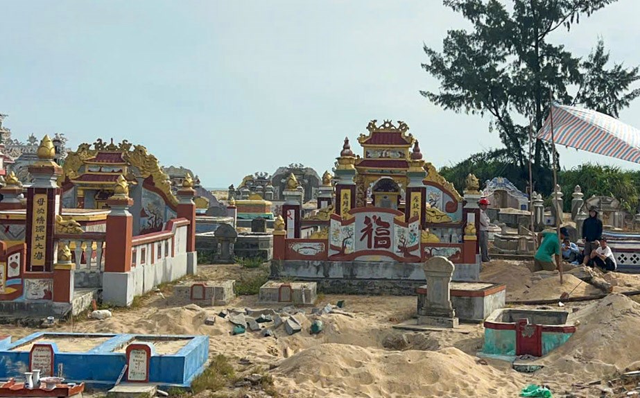 Huế: Di dời hơn 1.850 ngôi mộ để triển khai dự án công viên biển Thuận An - ảnh 2