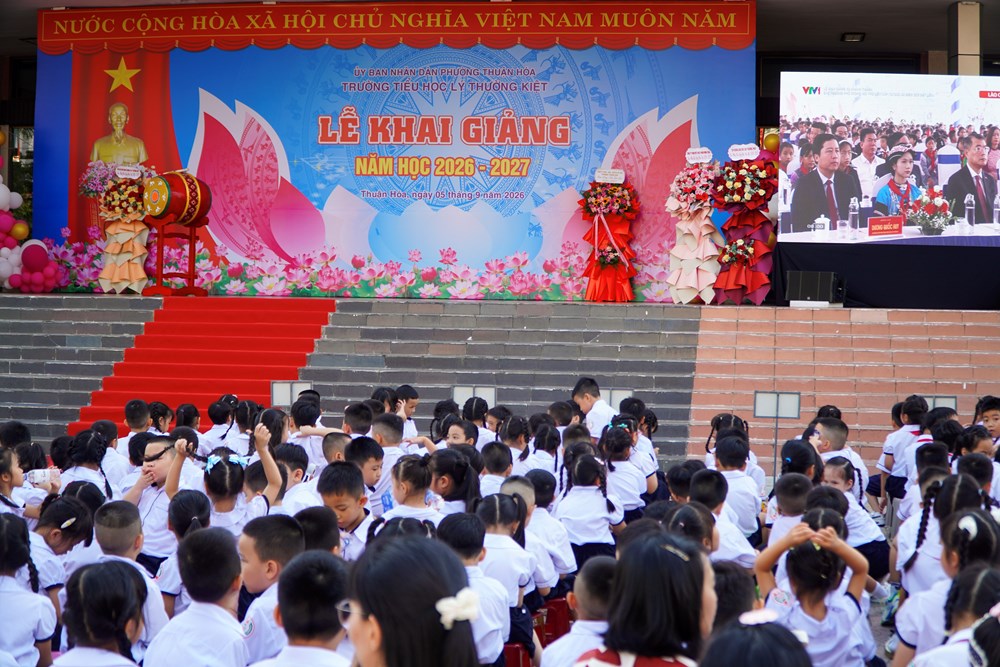 Học sinh các xã biên giới A Lưới rộn ràng đến trường mới trong ngày khai giảng - ảnh 2