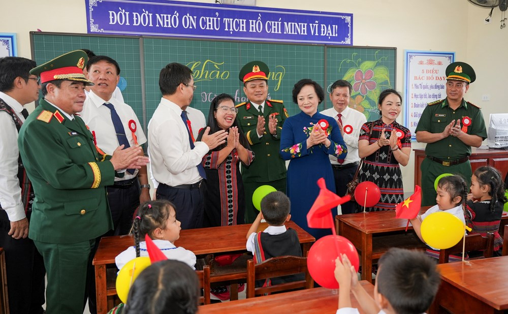 Học sinh các xã biên giới A Lưới rộn ràng đến trường mới trong ngày khai giảng - ảnh 5