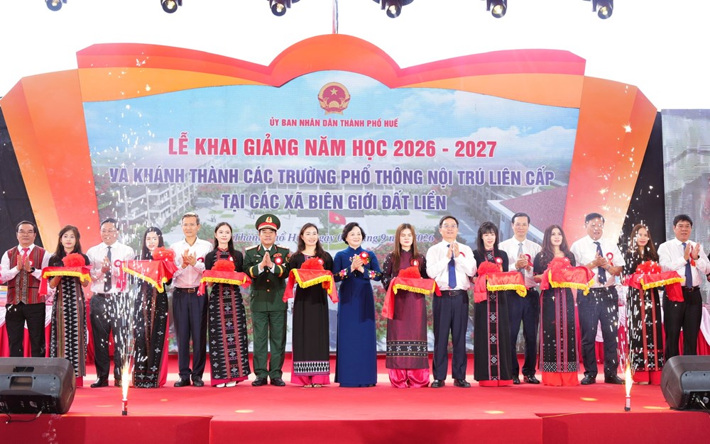 Học sinh các xã biên giới A Lưới rộn ràng đến trường mới trong ngày khai giảng - ảnh 4