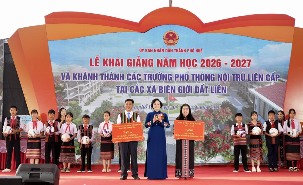 Học sinh các xã biên giới A Lưới rộn ràng đến trường mới trong ngày khai giảng - ảnh 1